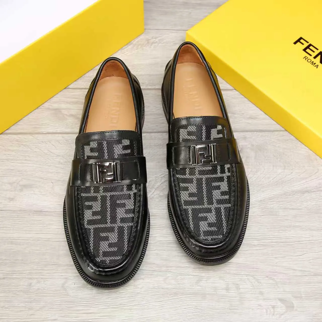 ​Men's shoes 💰 500 💰 Water dyed cowhide 🆘 The latest FENDI ( Fendi ) new casual leather shoes 🕶️🕶️ Simple routing effect, showing an elegant and cool driving shoe 🎬Made of Italian 🇮🇹 imported calfskin + first-layer water-dyed cowhide lining🐂Excellent material🎬Detailed workmanship 🤗Comfortable foot feel➰➰. ​Pair it with any outfit to show your taste and temperament, low-key luxury ♻️Design ​simple and elegant ​noble and fashionable 🍃​Very loved and favored by trendy men 💓❤️Size: 38-44 2⃣️colors available